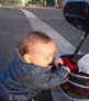 ik help wel even die kinderwagen duwen, mam